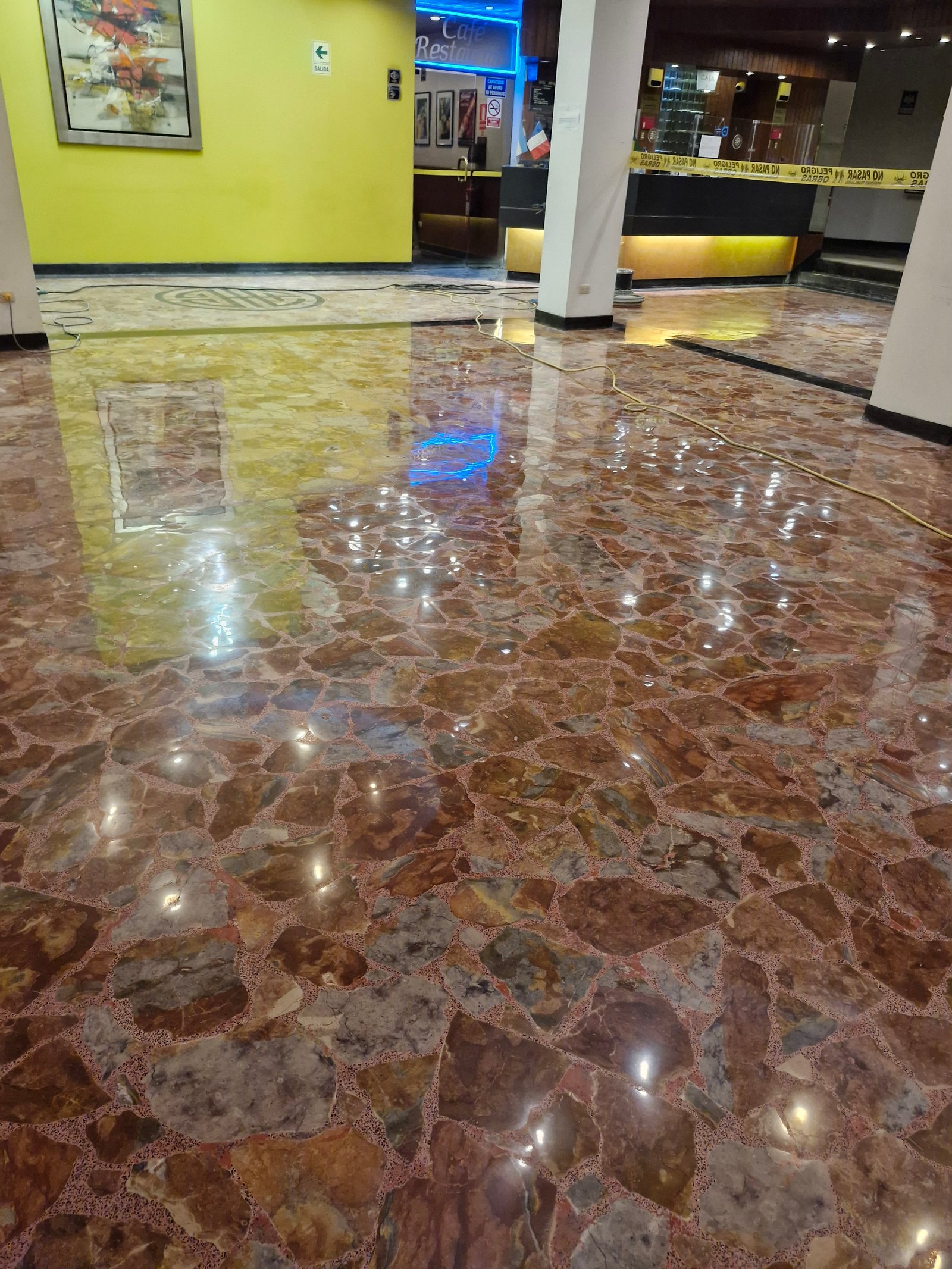 Lobby del Hotel Britania con brillo espejo